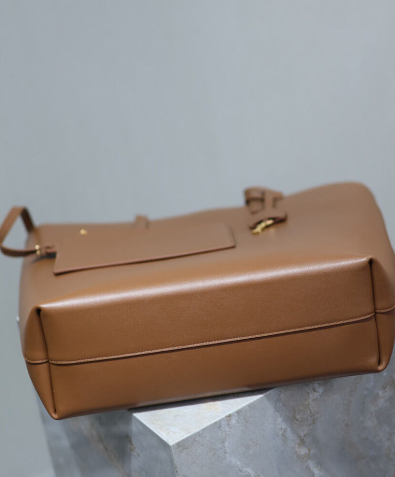 Saint Laurent Shopping Saint Laurent In Leather